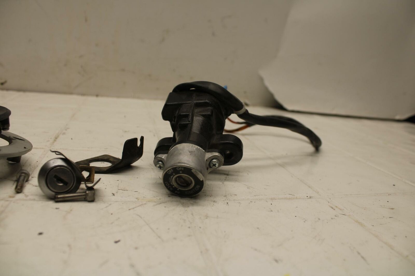 03-05 SUZUKI SV1000 IGNITION LOCK KEY SET W/ GAS CAP AND SEAT LOCK BB405