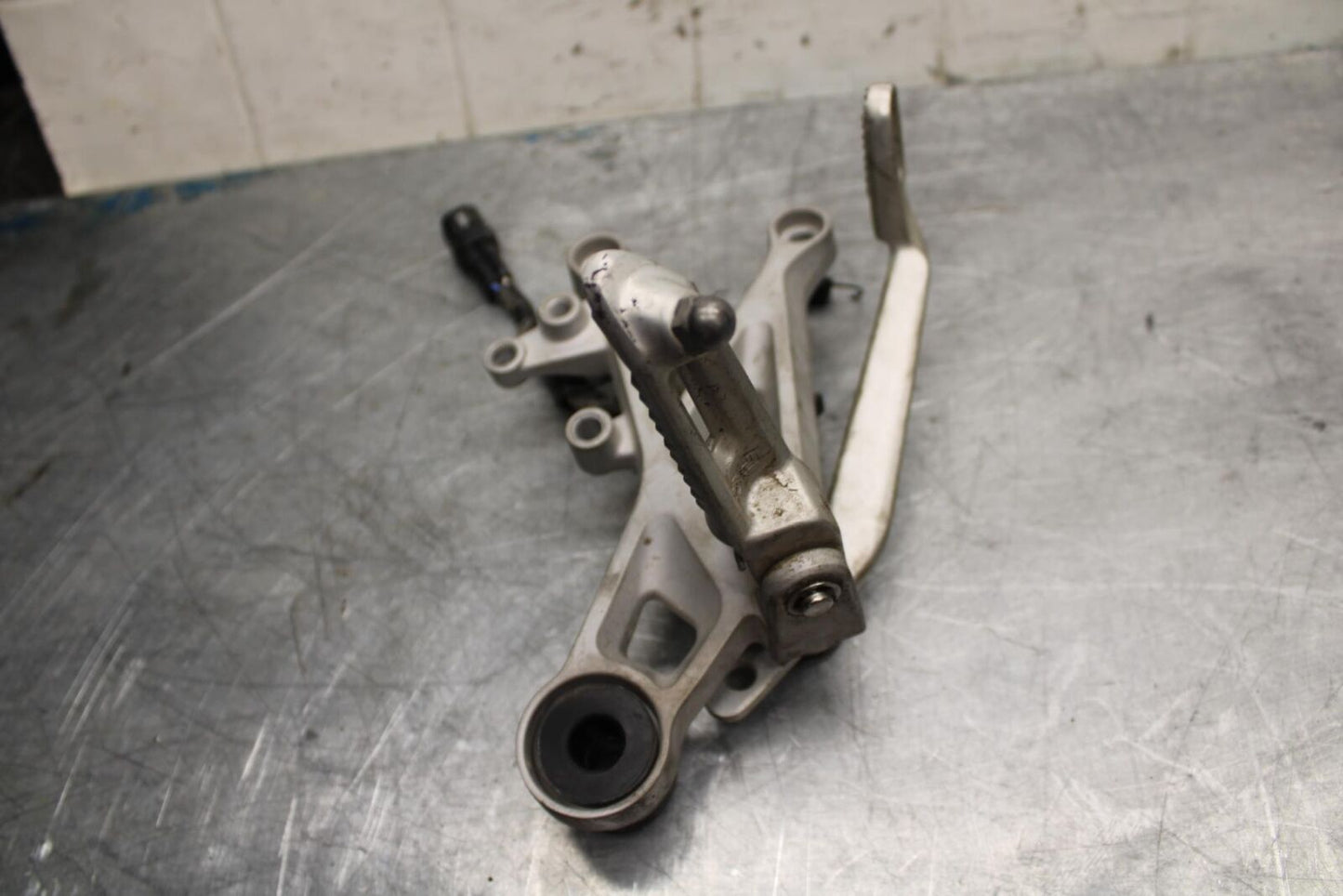 17-21 TRIUMPH STREET TRIPPLE R ABS RIGHT REARSET REAR SET DRIVER FOOT PEG bb452