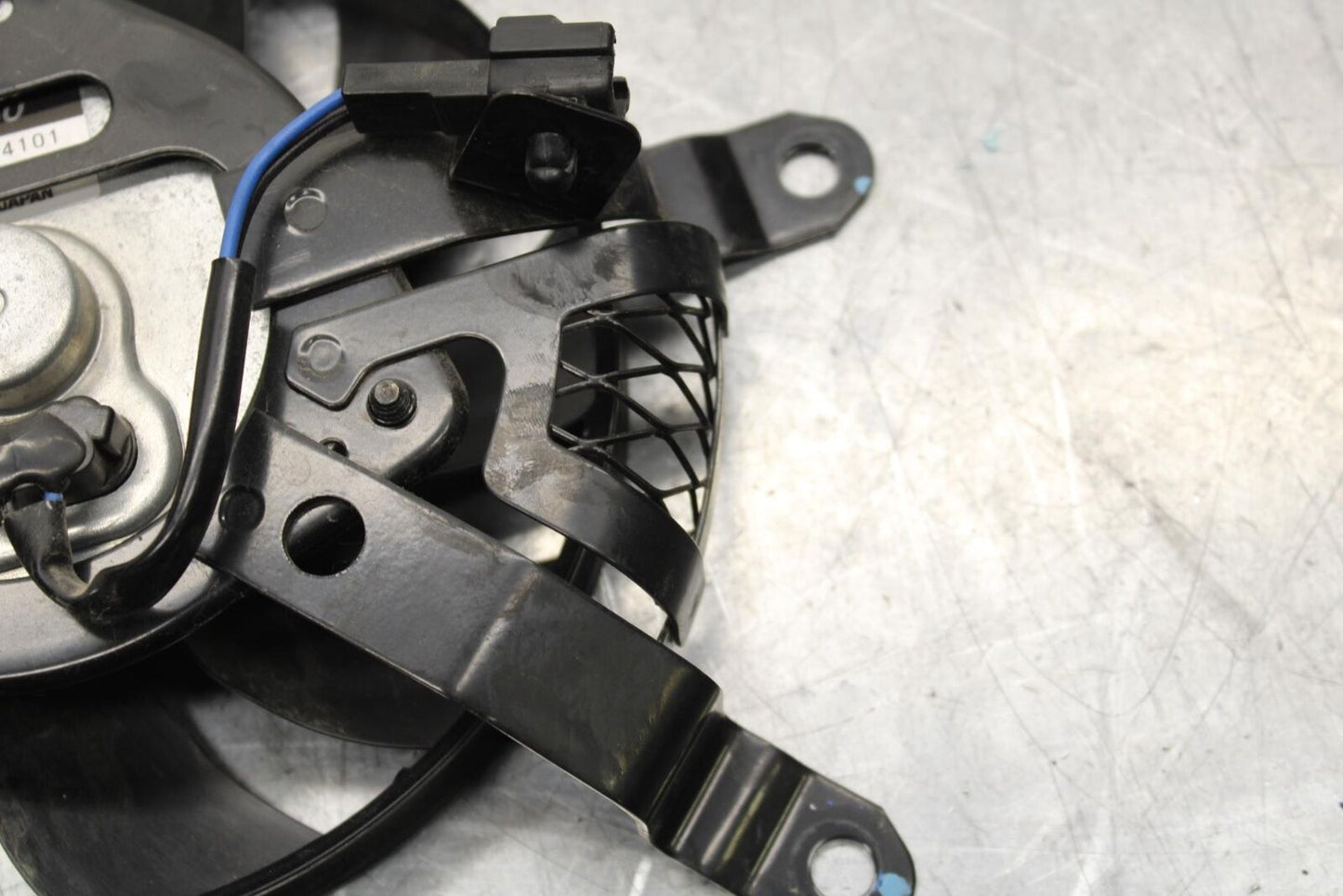 20 SUZUKI GSXR 1000 RIGHT ENGINE RADIATOR COOLING FAN MOTOR BB597