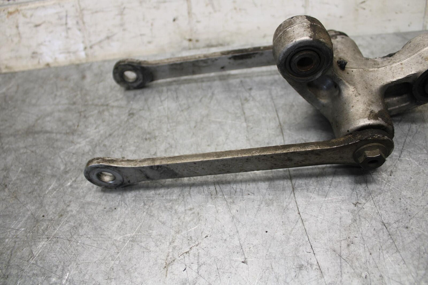 2001 Suzuki GSXR1000 REAR DOGBONE SHOCK LINKAGE LINK 62600-35870 BB52