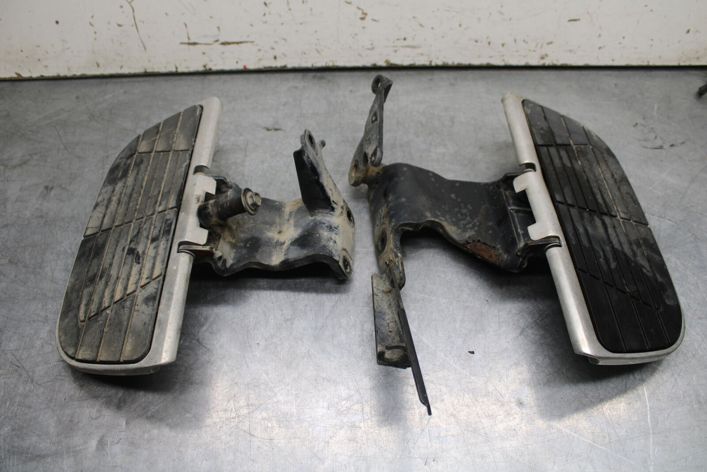 02-04 HONDA VTX1800S FRONT FOOT RESTS PEGS STEPS SET PAIR BB712