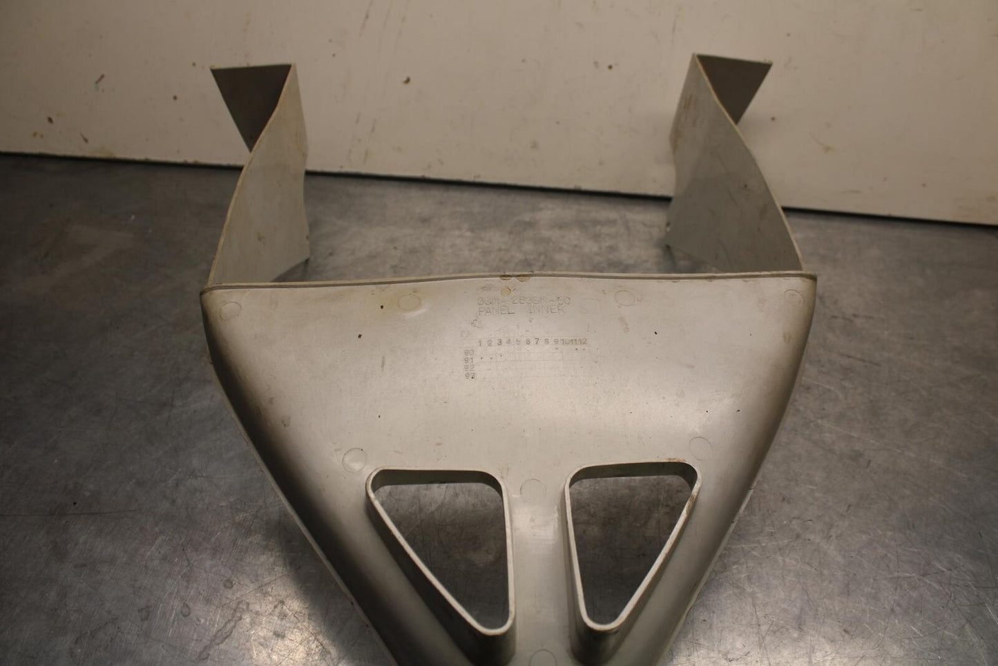 1992 Yamaha FZR1000 FRONT LOWER INNER EXHAUST V FAIRING COWL GUARD BB339