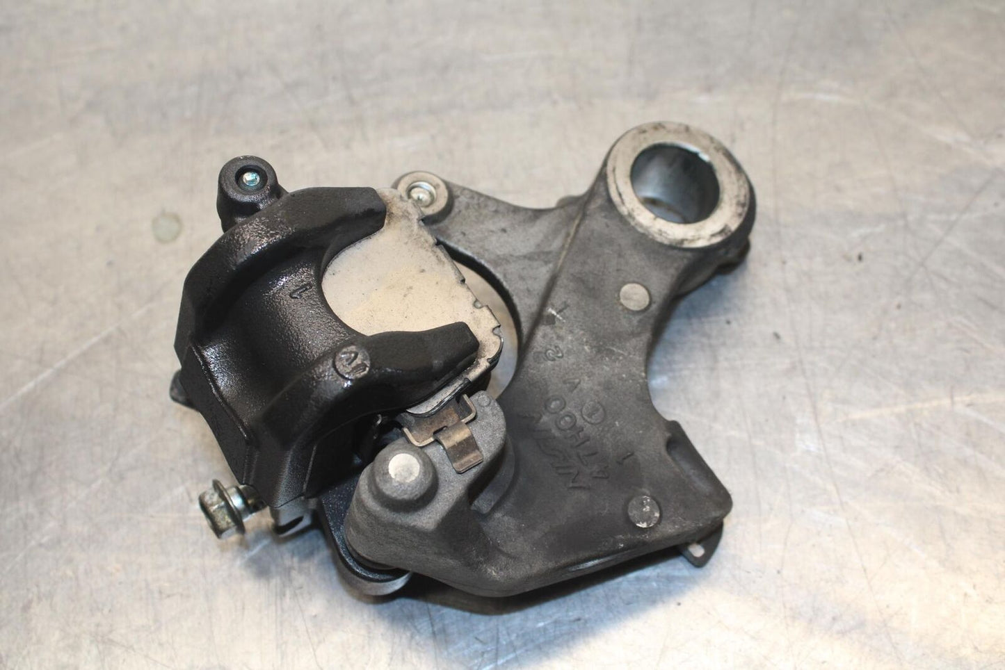 2011 Suzuki GSXR600 REAR BRAKE CALIPER W MOUNT BRACKET 69100-47H10-999 BB605