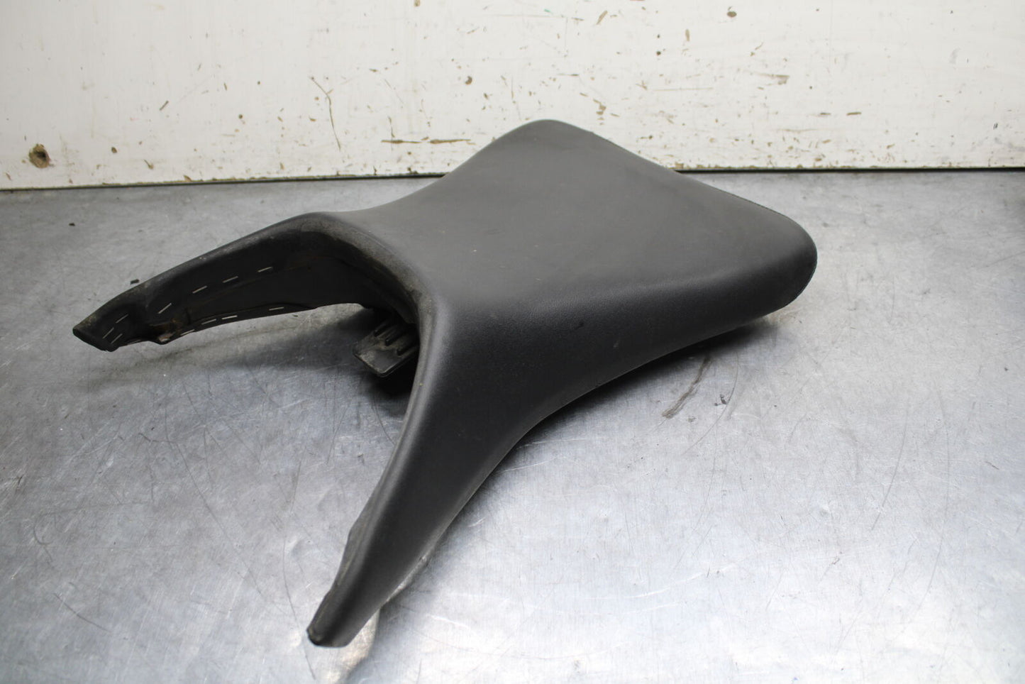 03-04 TRIUMPH DAYTONA 600 FRONT DRIVERS SEAT PAD SADDLE PILLION BB745