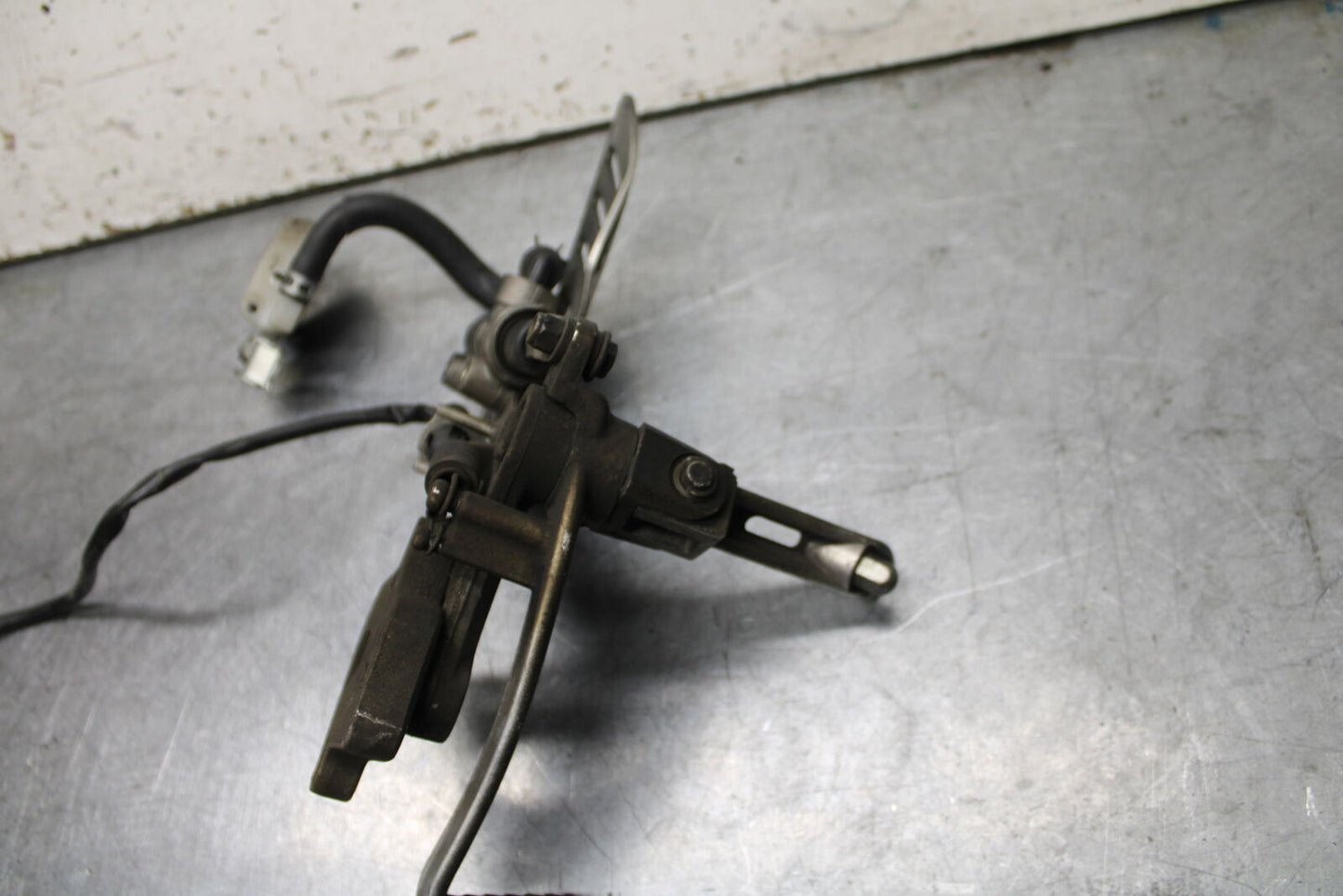 06-07 SUZUKI GSXR 600 RIGHT REARSET REAR SET DRIVER FOOT PEG REST STOP BB737