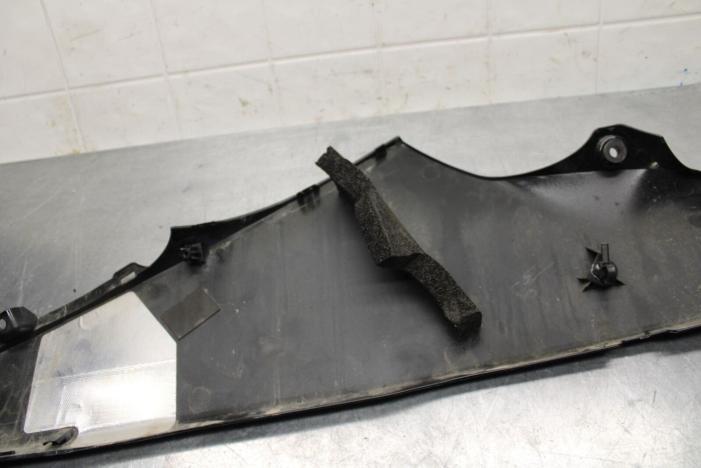 20 SUZUKI GSXR 1000 RIGHT LOWER BOTTOM BELLY FAIRING COWL BB597