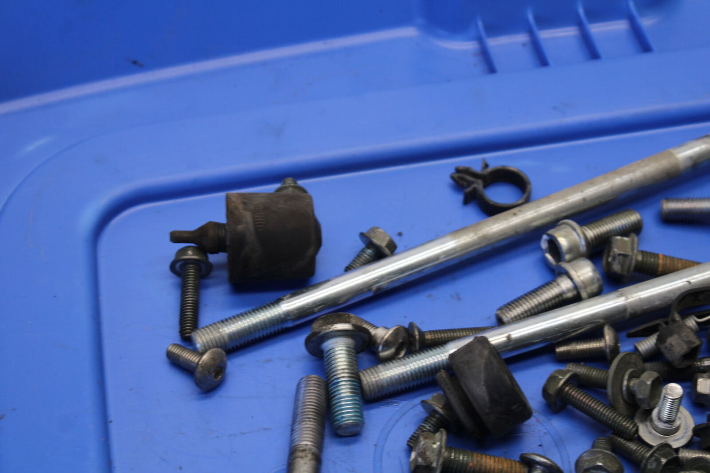 04 SUZUKI GSXR600 LEFTOVER MOUNTING BOLTS HARDWARE MOTOR SCREWS BB676