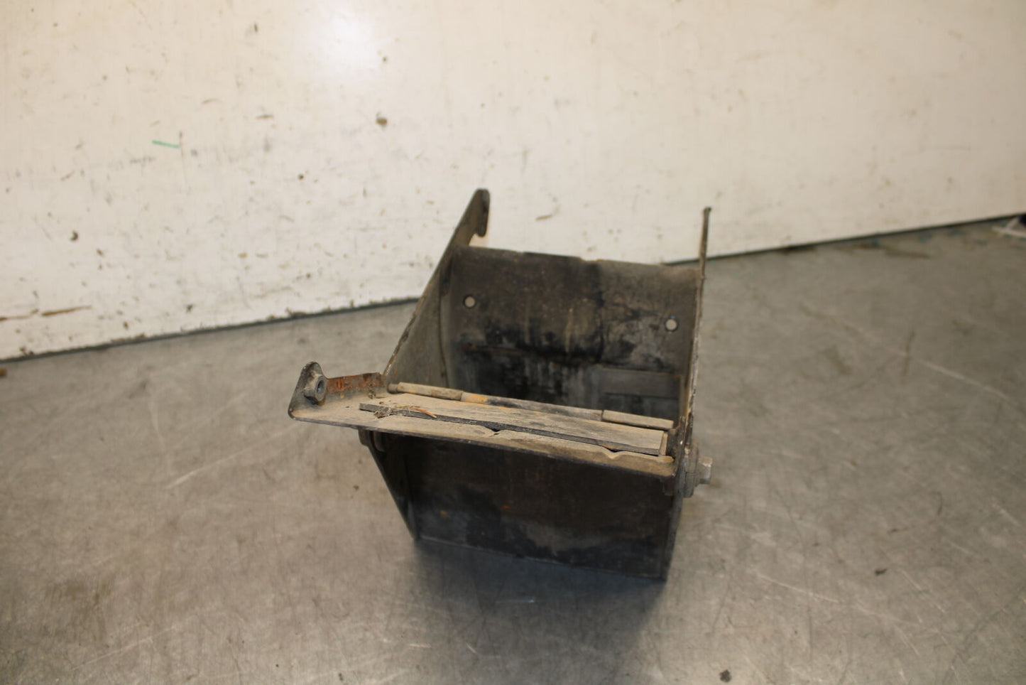 87-03 SUZUKI INTRUDER 1400 VS1400GLP BATTERY TRAY BOX HOLDER BB702