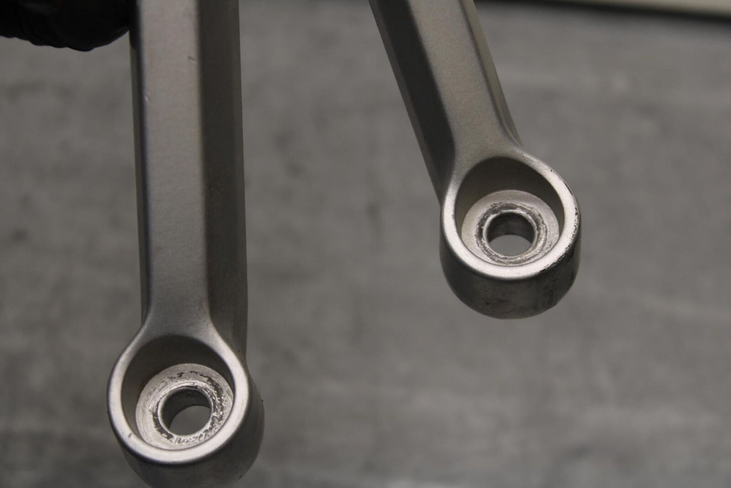 01-03 SUZUKI GSXR600 RIGHT REAR BACK PASSENGER PEG 43600-35F00 BB633