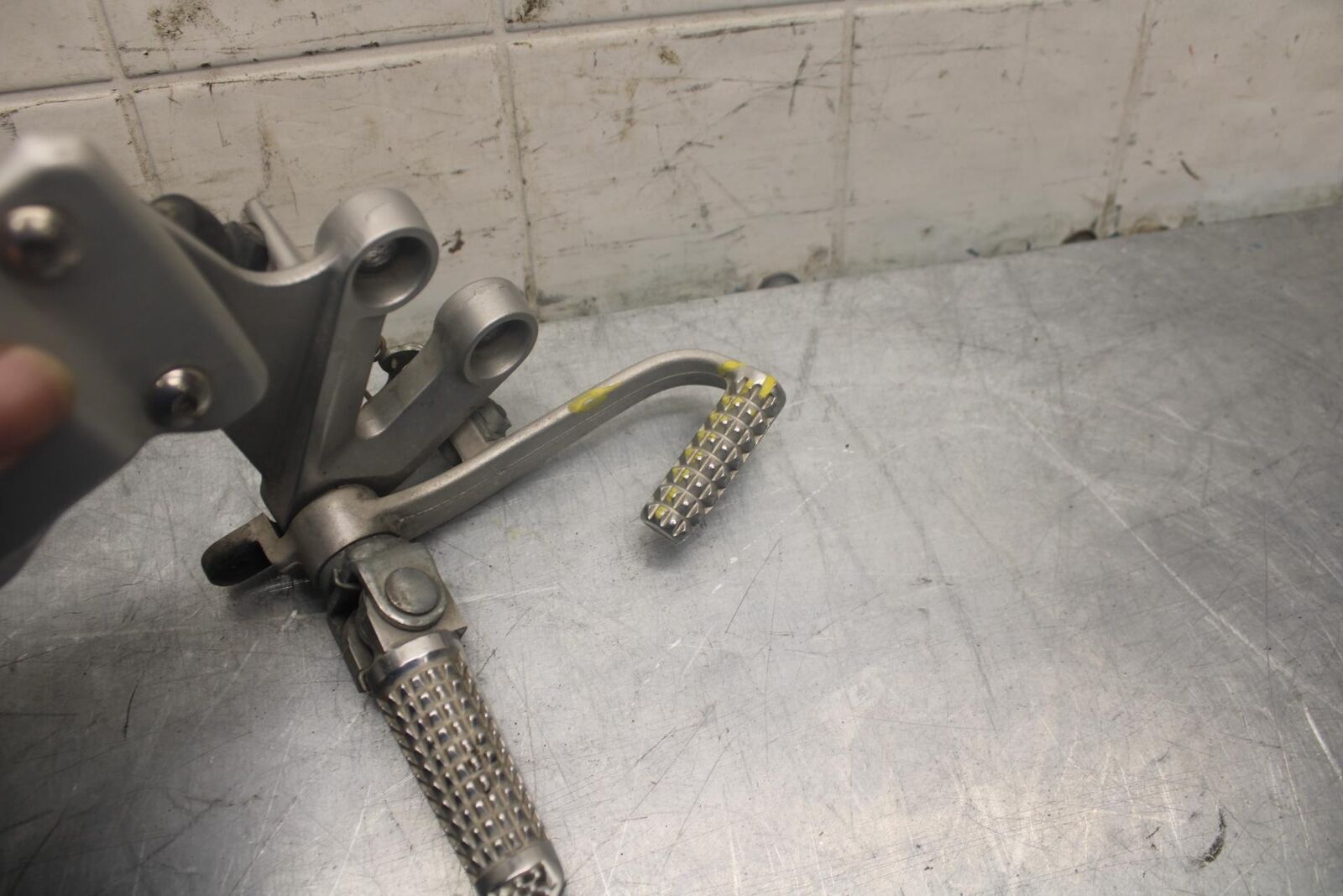 03-04 SUZUKI GSXR1000 RIGHT REARSET REAR SET DRIVER FOOT PEG REST STOP BB459