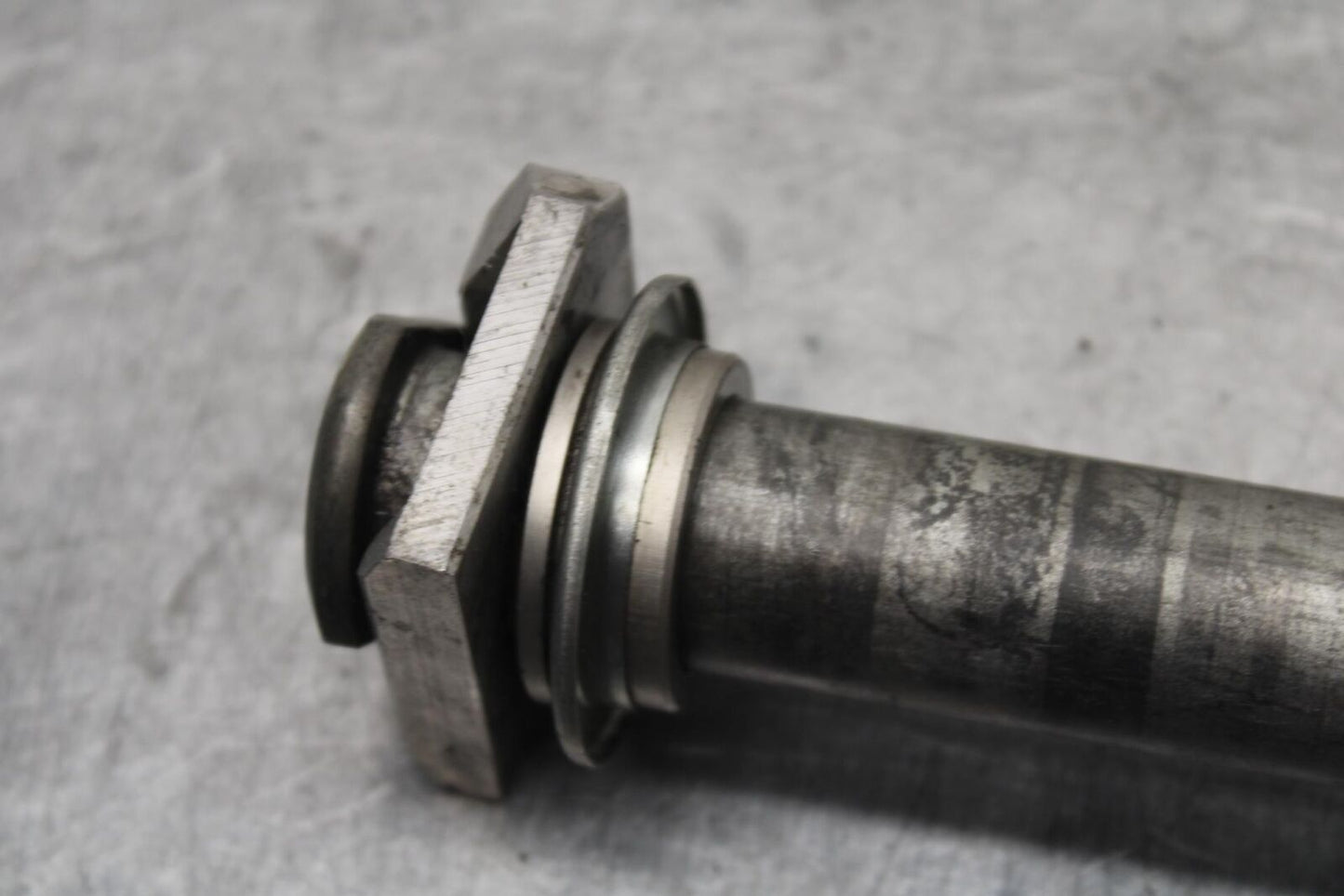 01-03 SUZUKI GSXR600 REAR AXLE BACK WHEEL RIM PIVOT BOLT AXEL 64711-33E10 BB639