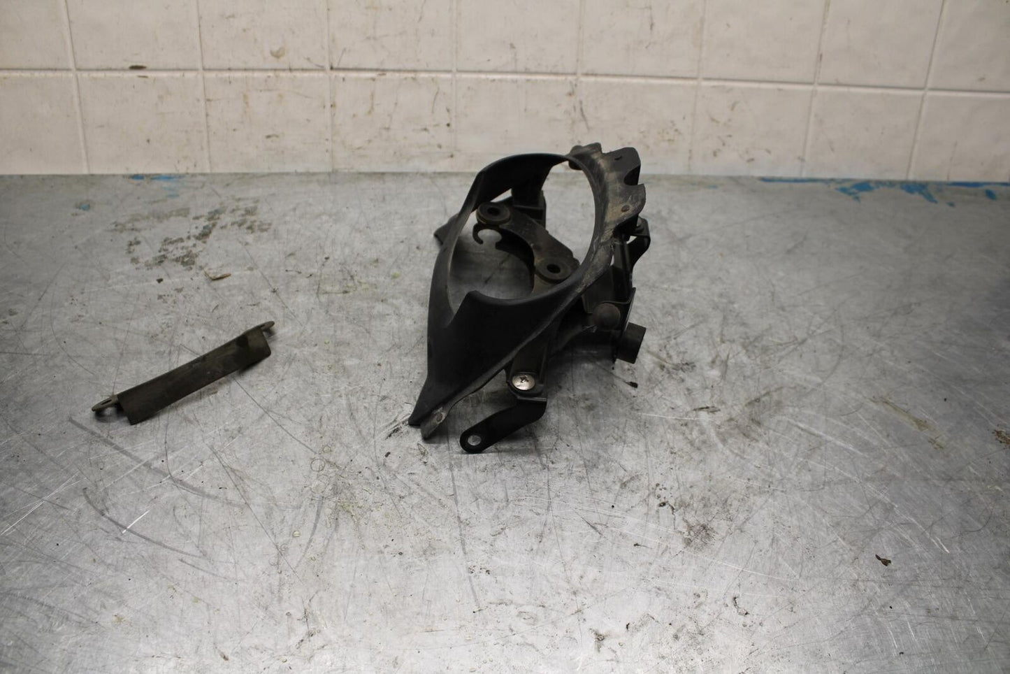 96-07 YAMAHA YZF600R REAR BACK TAIL LIGHT MOUNT BRACKET BB427 THUNDERCAT