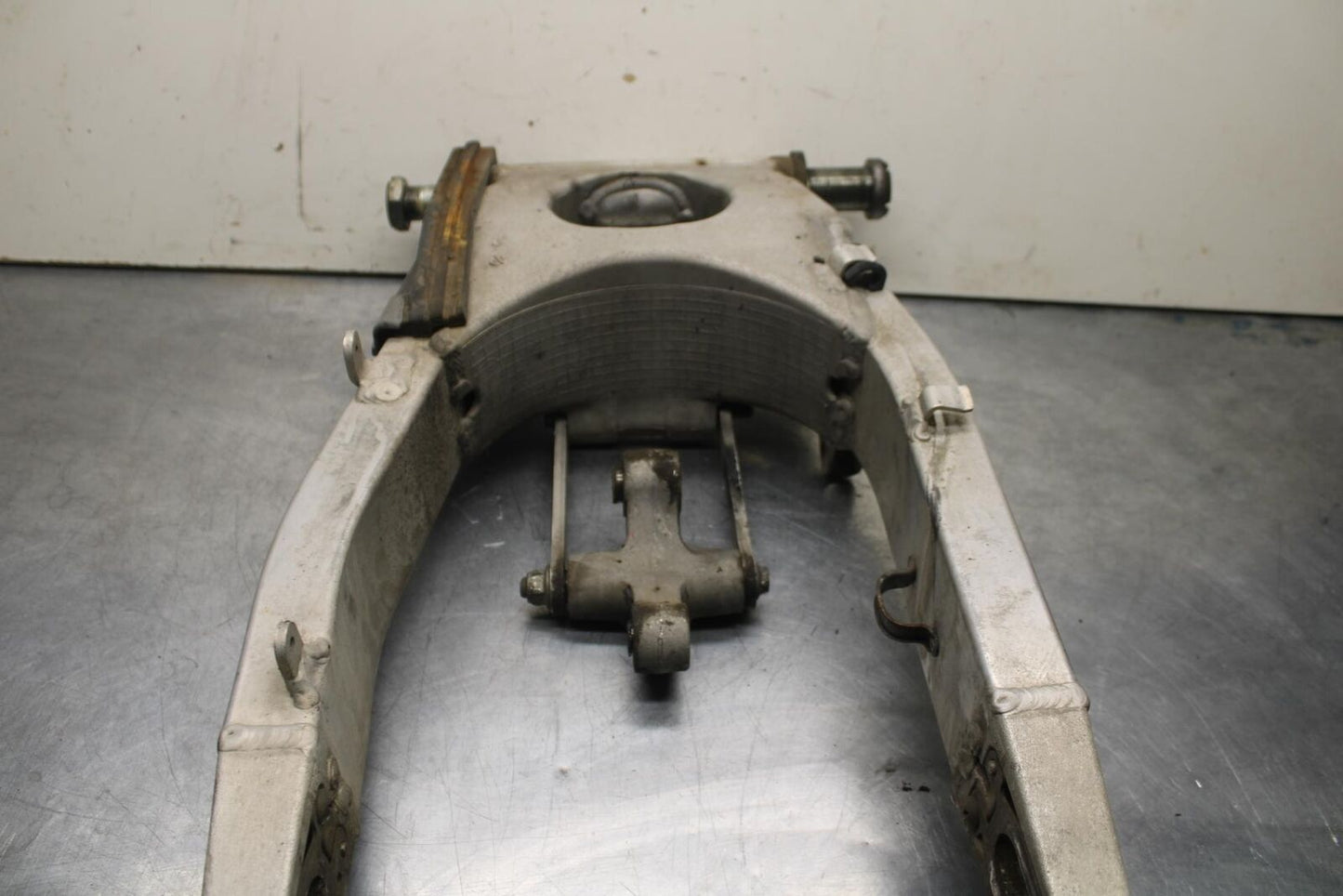 1999 Suzuki GSXR600 REAR SWINGARM BACK SUSPENSION SWING ARM 61000-34E00 BB608