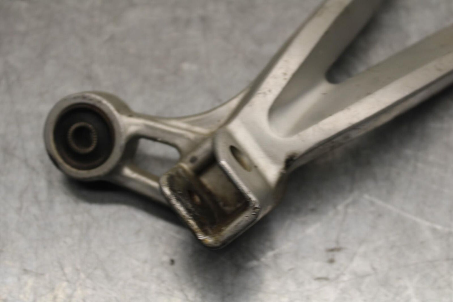 01 SUZUKI GSXR1000 RIGHT REAR BACK PASSENGER PEG BRACKET BB100