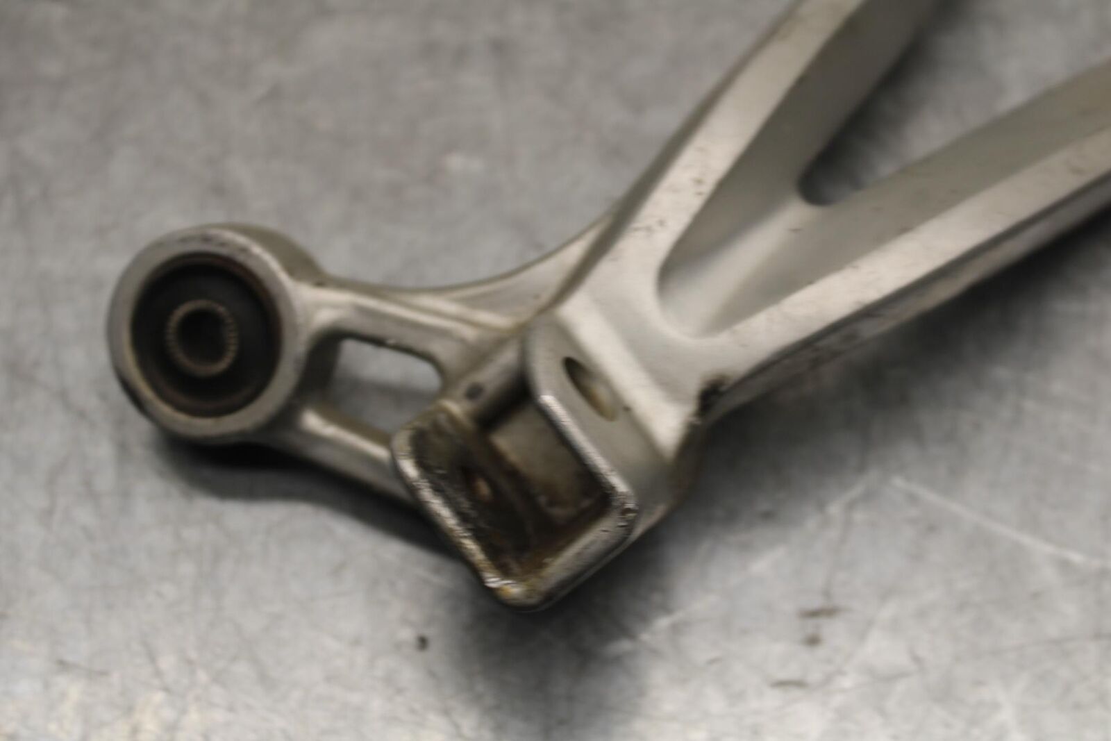 01 SUZUKI GSXR1000 RIGHT REAR BACK PASSENGER PEG BRACKET BB100