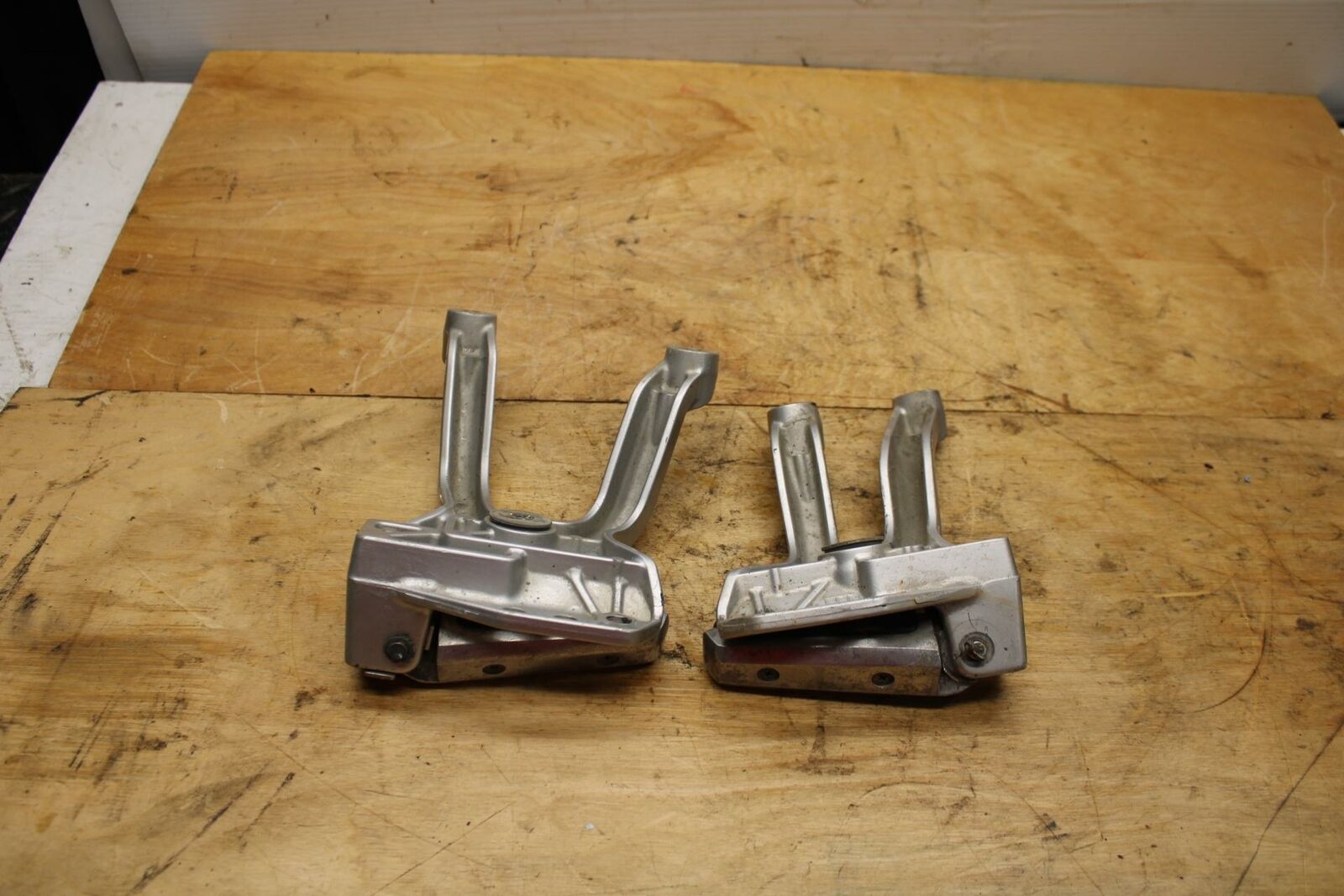 02-03 SUZUKI VSTROM 1000 REAR BACK PASSENGER PEG SET PAIR BB331