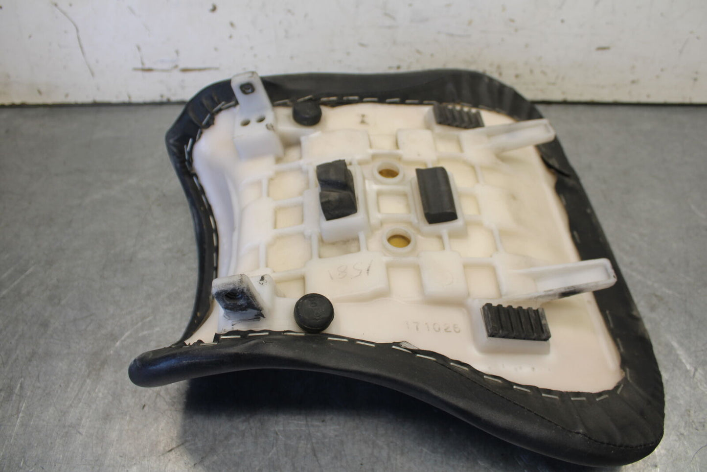 04 SUZUKI GSXR600 FRONT DRIVERS SEAT PAD SADDLE PILLION 45100-29G00-6BY BB676