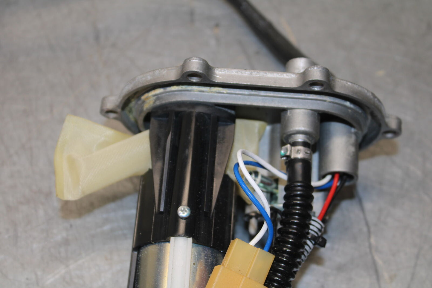 09-11 DUCATI STREETFIGHTER FUEL PUMP GAS PETROL SENDER UNIT BB705