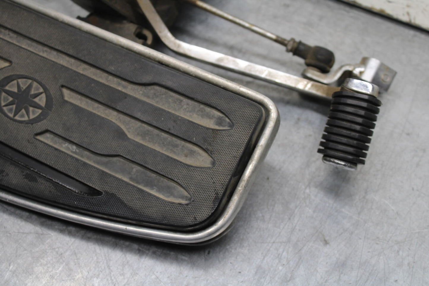 99-00 YAMAHA V STAR 1100 LEFT FRONT FOOT REST PEG STEP BB711