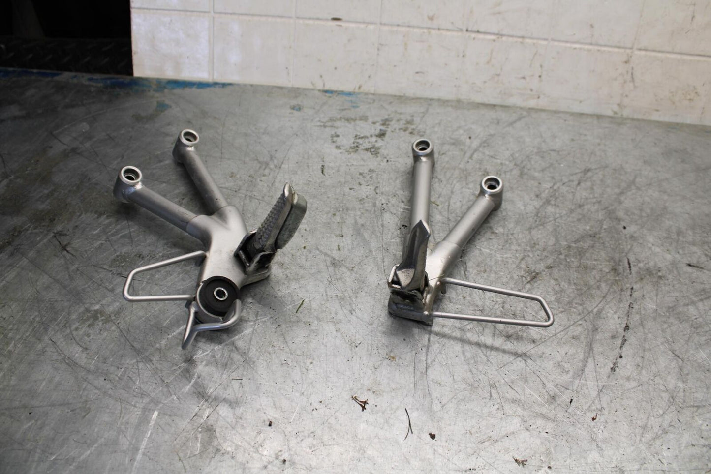 01-05 SUZUKI BANDIT 1200S GSF1200S REAR BACK PASSENGER PEG SET PAIR BB428