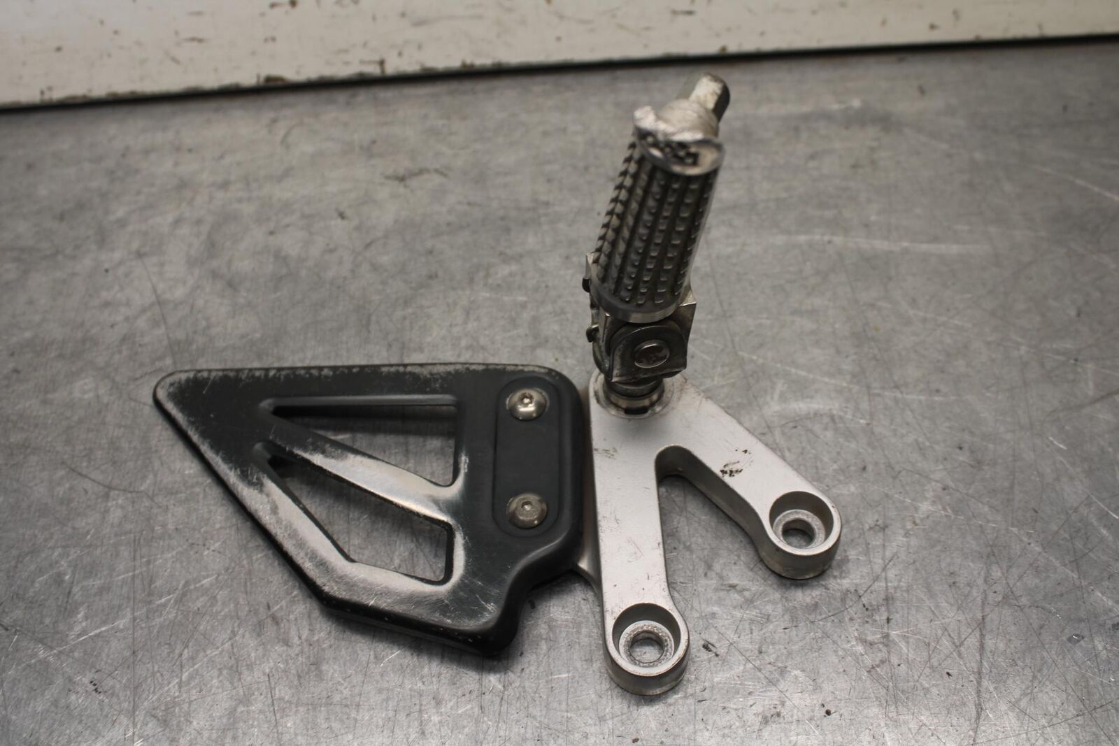 01-03 SUZUKI GSXR600 LEFT REARSET REAR SET DRIVER FOOT PEG REST STOP BB633