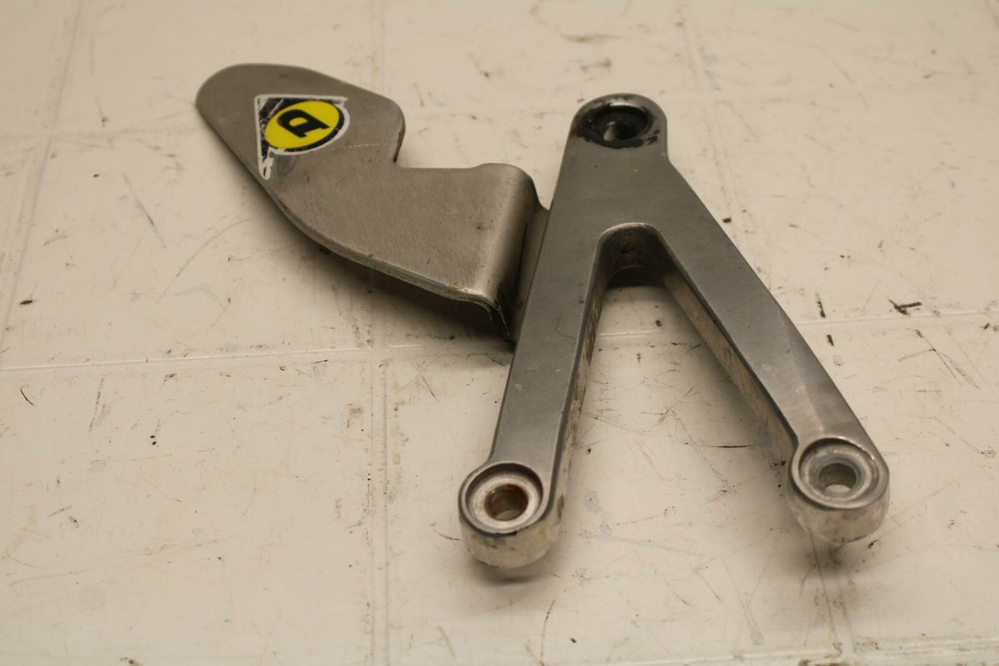 98-99 YAMAHA YZF R1 LEFT REARSET REAR SET DRIVER FOOT PEG BRACKET MOUNT BB16