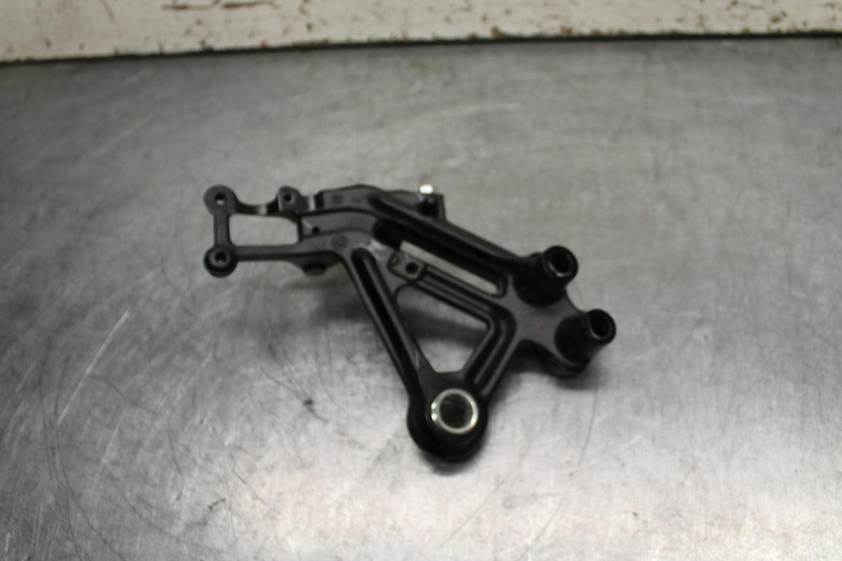 17-24 KTM 390 DUKE RIGHT REARSET REAR SET DRIVER FOOT PEG BRACKET MOUNT BB734