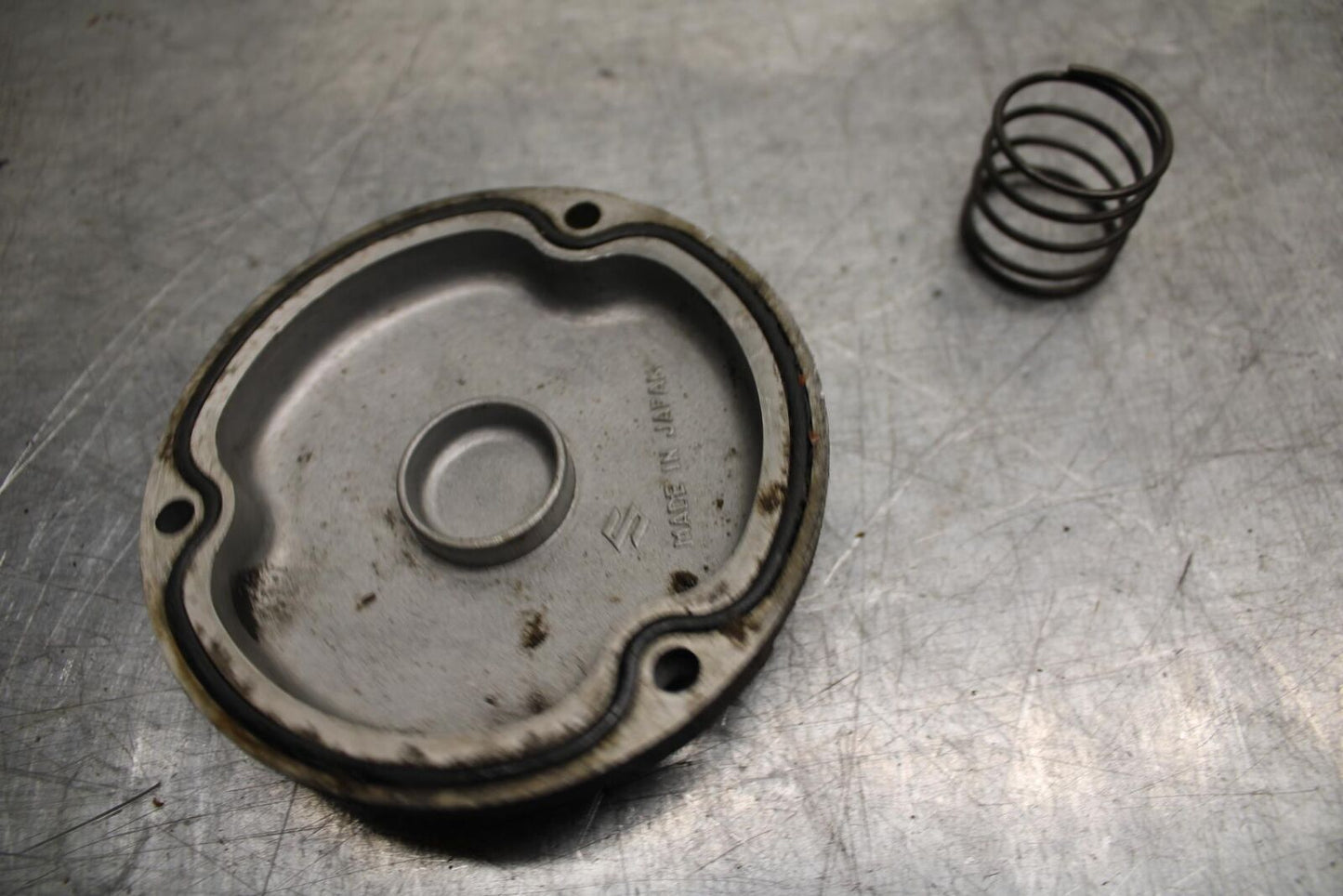 80-81 SUZUKI GS1000G ENGINE OIL FILTER COVER SPRING BB91