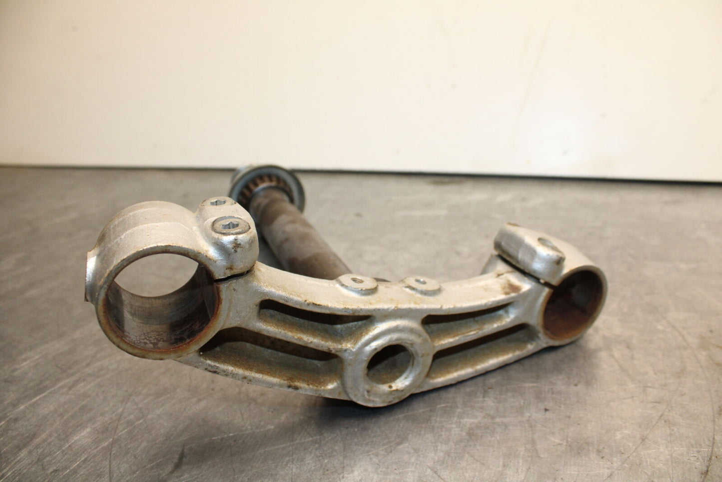 1984 Yamaha Virago 1000 FRONT FORKS CLAMP LOWER TRIPLE TREE STEM BB117