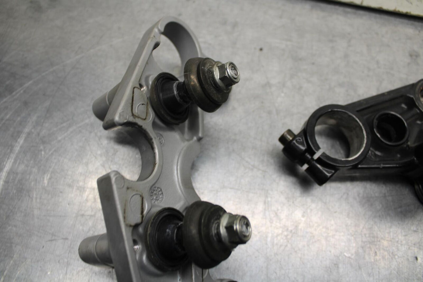 04-09 SUZUKI GS 500 FH GS500F FORKS UPPER TRIPLE TREE CLAMPS BB97
