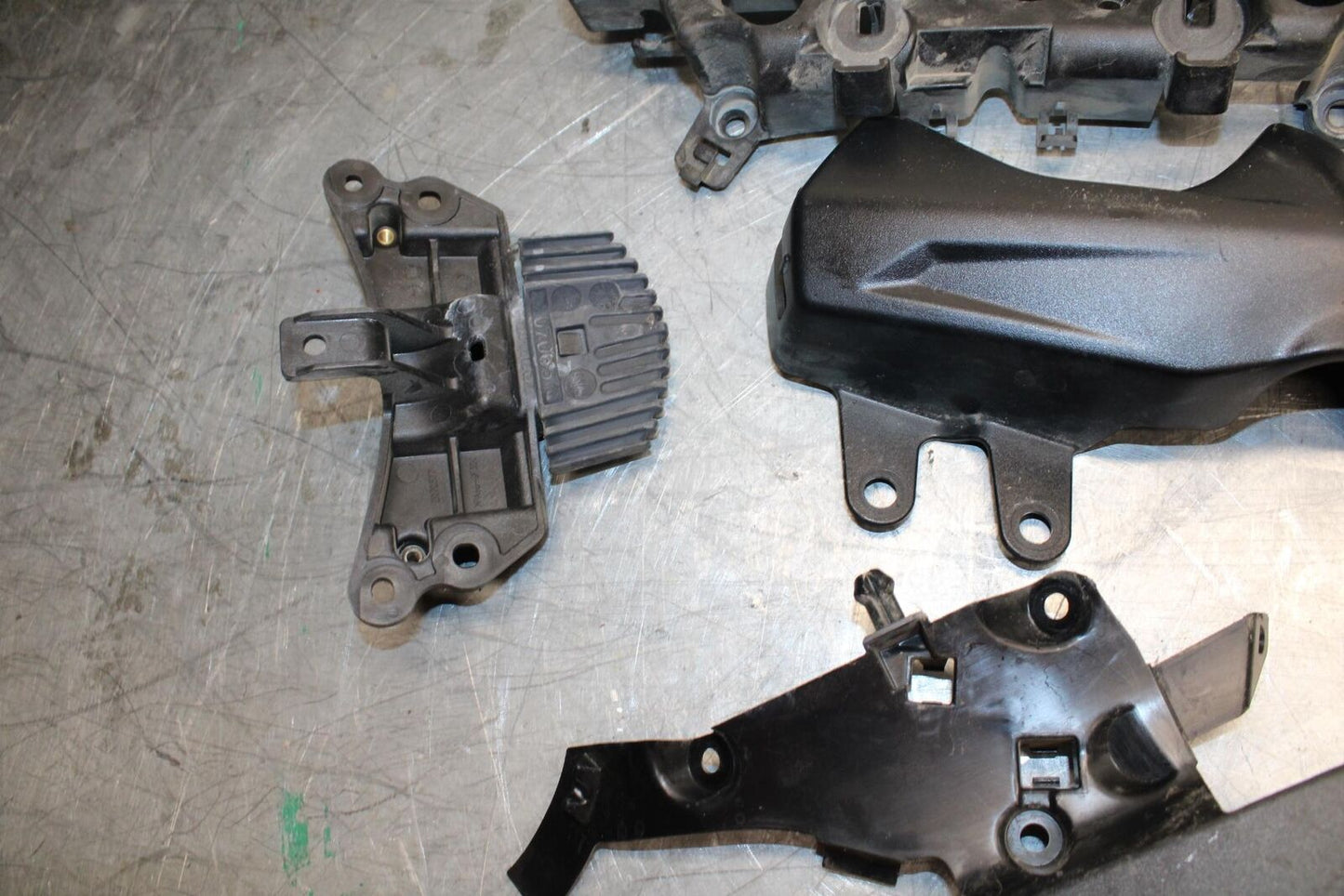 17-21 TRIUMPH STREET TRIPPLE R ABS PLASTIC FAIRING STAY BRACKET bb452