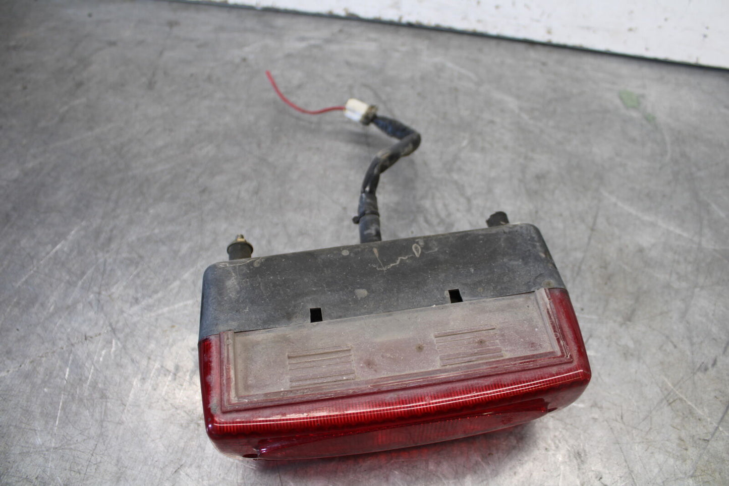 01-06 TRIUMPH TIGER 955I REAR TAIL TAILLIGHT BACK BRAKE LIGHT BB693
