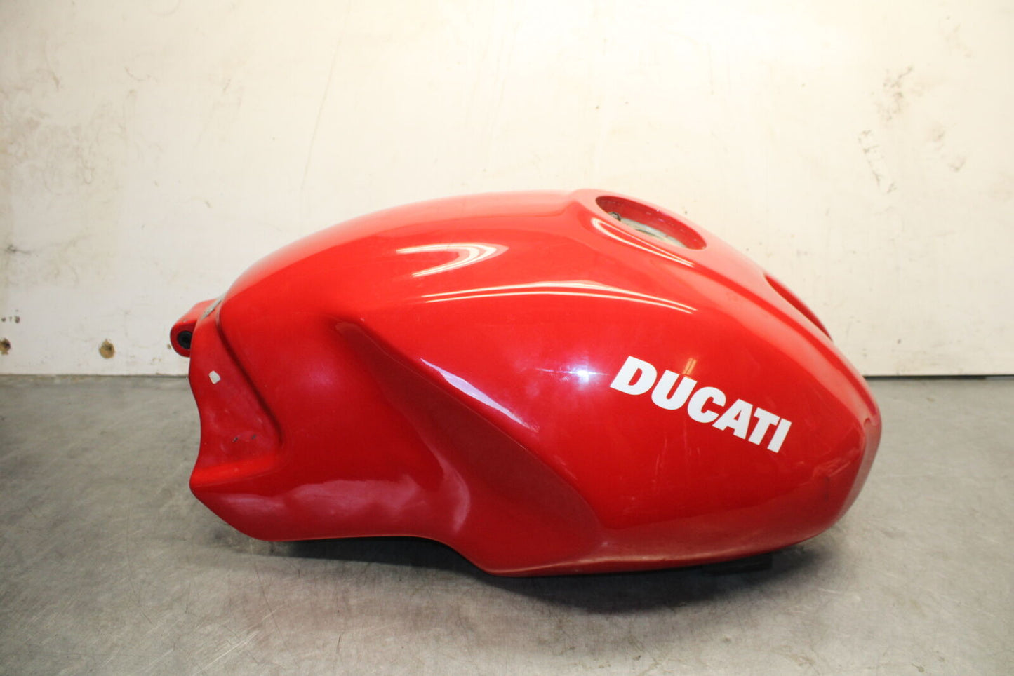 06-07 DUCATI MONSTER 695 GAS TANK FUEL CELL PETROL RESERVOIR BB674