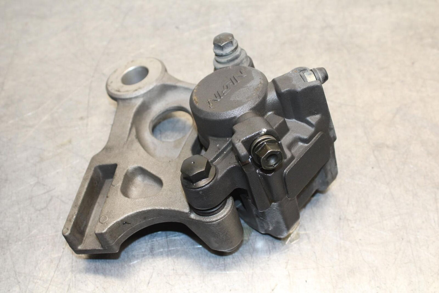 01-06 HONDA CBR600F4I REAR BRAKE CALIPER W MOUNT BRACKET 43150-MBW-006 BB626