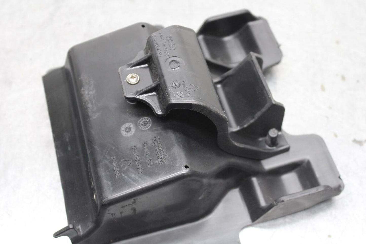 20-23 APRILIA RS660 RBATTERY TRAY PLASTIC BB643