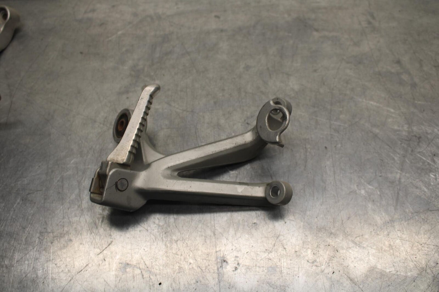 1999 Suzuki GSXR600 REAR BACK PASSENGER PEG SET PAIR BB608