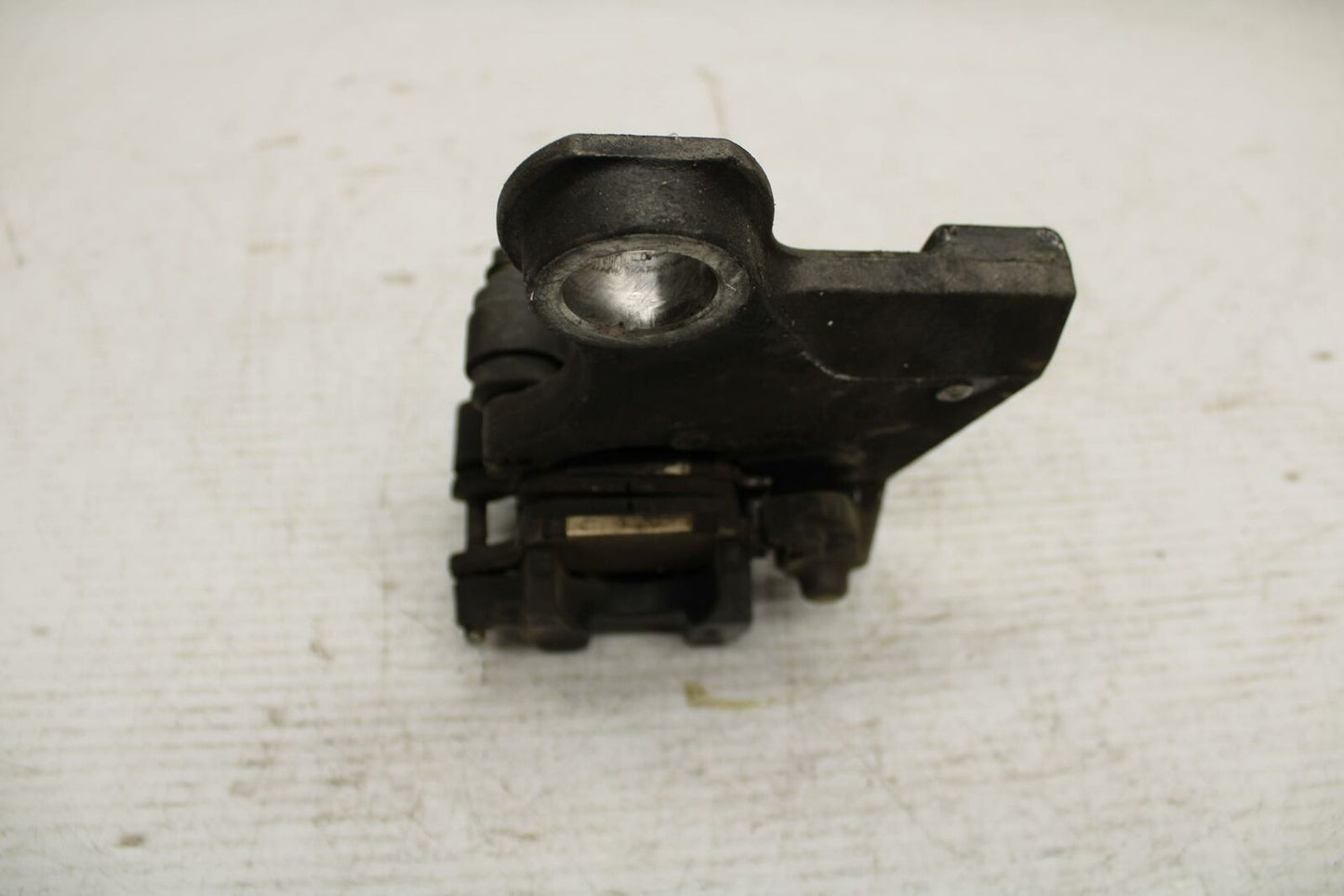 07 YAMAHA YZF R6 2c0 REAR BACK BRAKE CALIPER W MOUNT BRACKET BB297