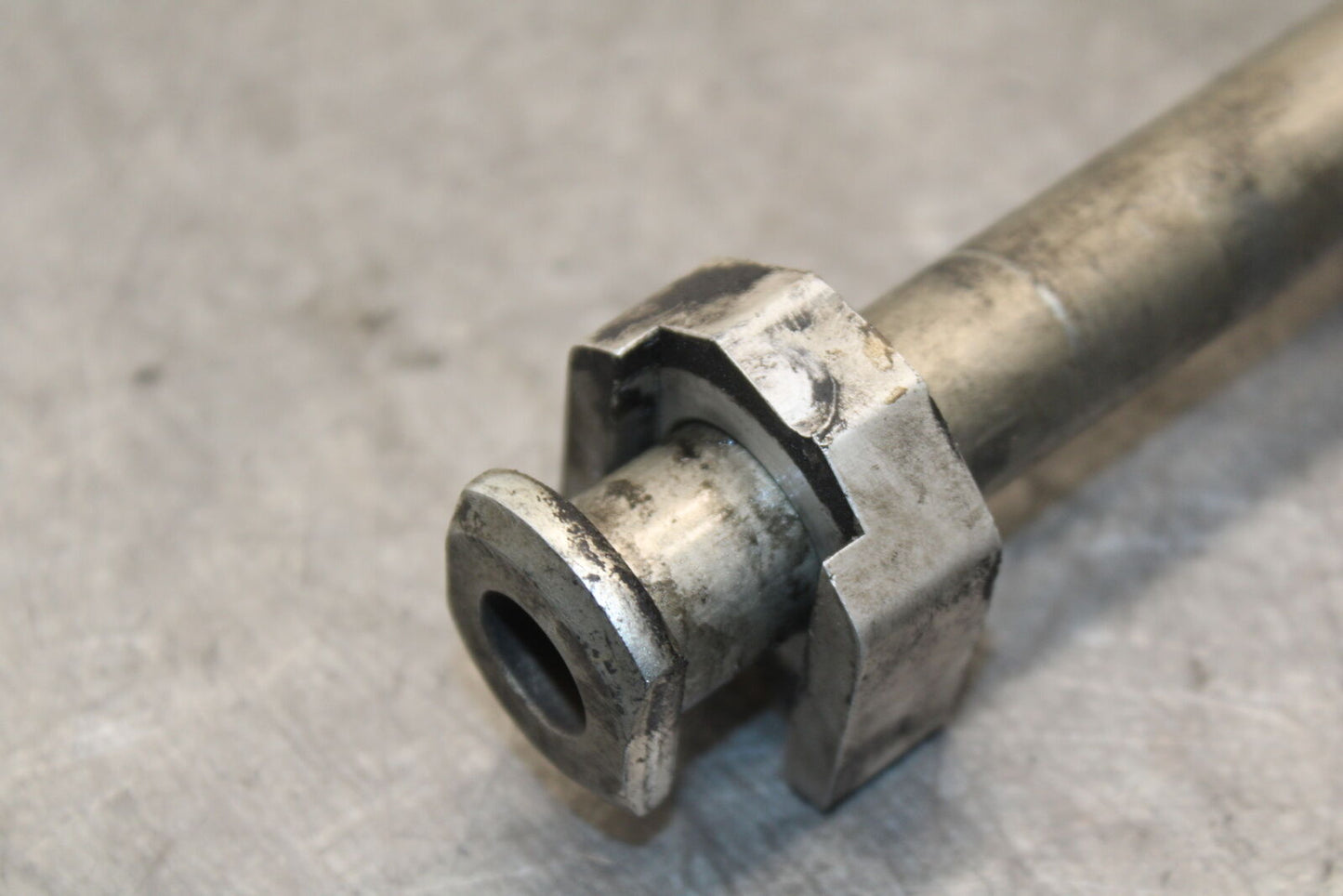 07-08 TRIUMPH DAYTONA 675 REAR AXLE BACK WHEEL RIM PIVOT BOLT AXEL BB685