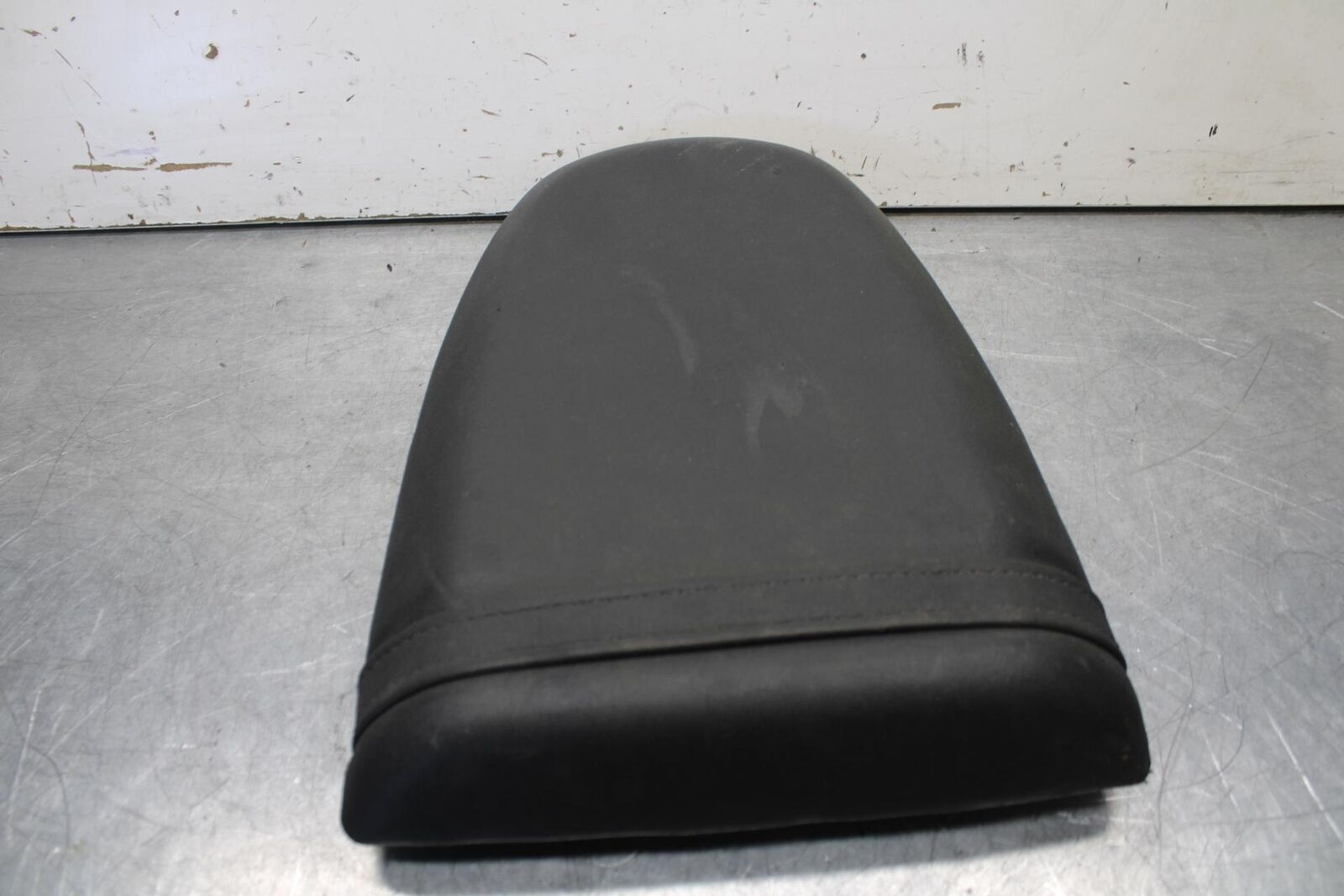 01-03 SUZUKI GSXR600 REAR BACK PASSENGER TANDEM SEAT PAD SADDLE PILLION BB633
