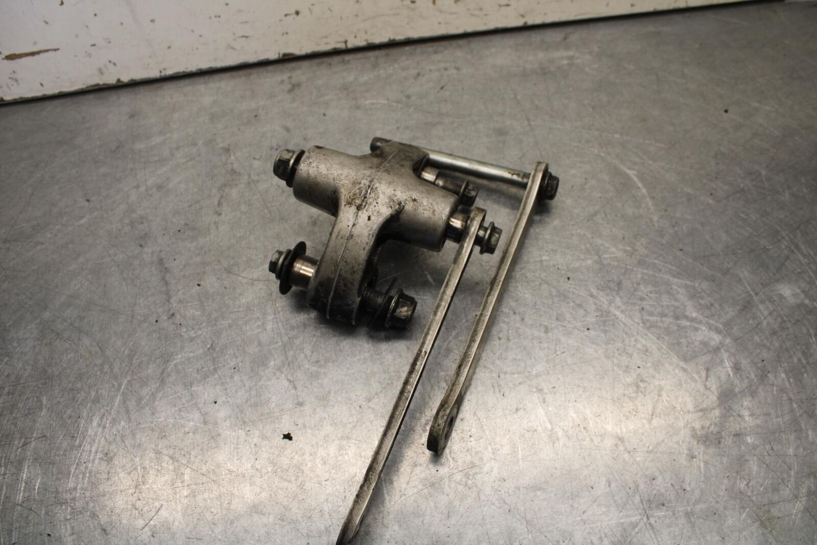 01-03 SUZUKI GSXR600 REAR DOGBONE SHOCK LINKAGE LINK 62600-35870 BB639