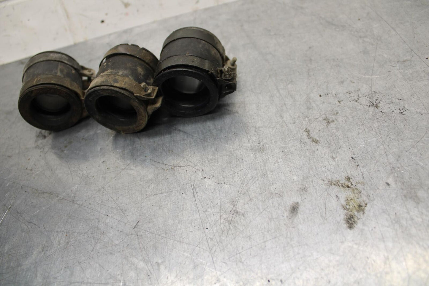 75 SUZUKI GT 550 INTAKE MANIFOLDS BB72