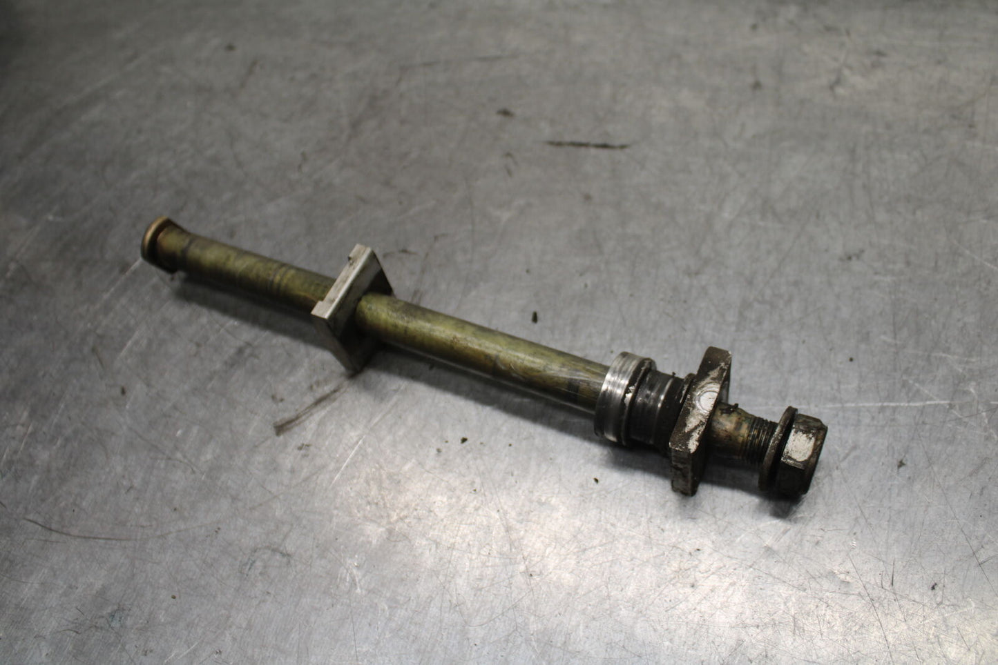 03-04 TRIUMPH DAYTONA 600 REAR AXLE BACK WHEEL RIM PIVOT BOLT AXEL BB745