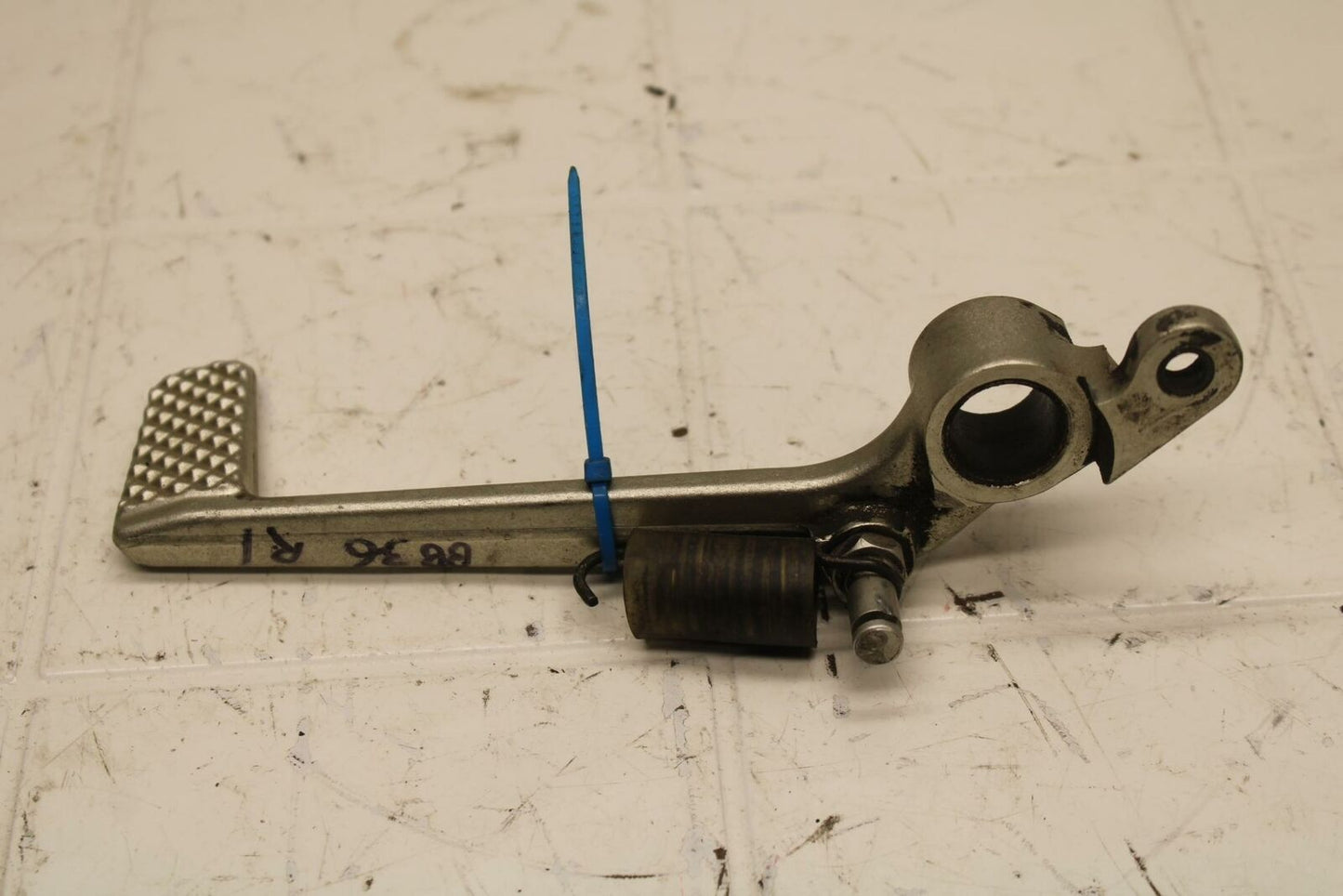 98-99 YAMAHA YZF R1 RIGHT REARSET BRAKE FOOT PEDAL BB16