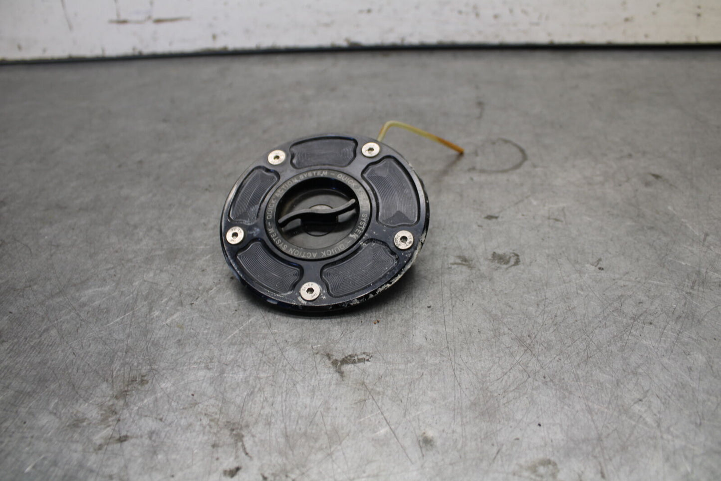 05-06 SUZUKI GSXR1000 FUEL TANK GAS CAP BB677