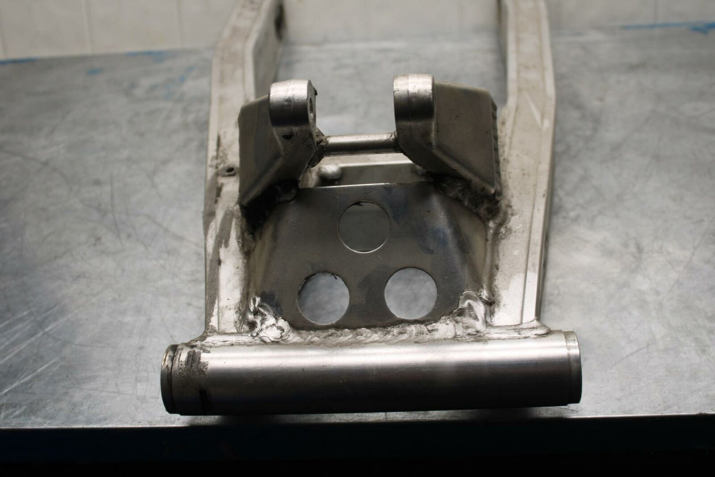 86 SUZUKI GSXR1100 G REAR SWINGARM BACK SUSPENSION SWING ARM BB413 B