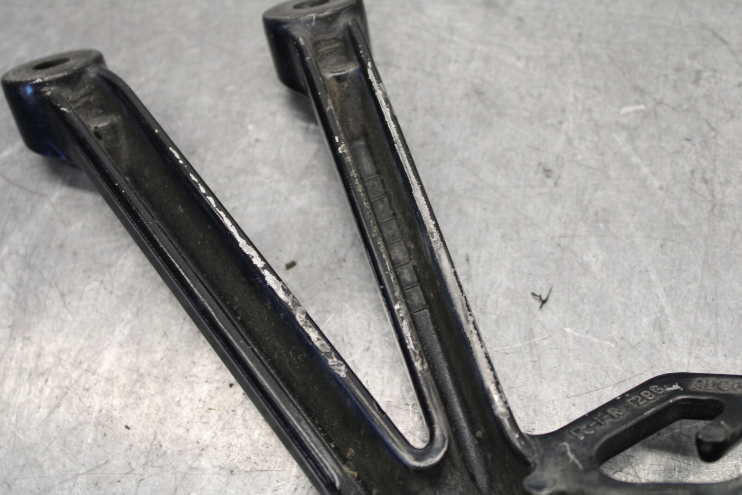 04-05 SUZUKI GSXR600 RIGHT REAR BACK PASSENGER PEG BB658