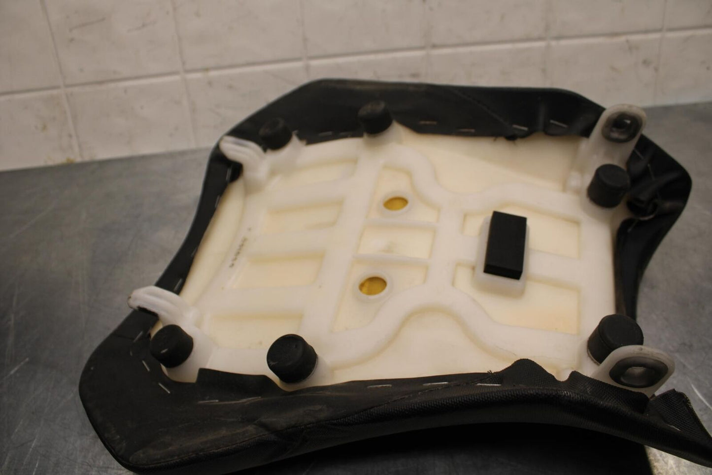2017 Suzuki GSXR600 FRONT DRIVERS SEAT PAD SADDLE PILLION 45100-14J10-DW2 BB598