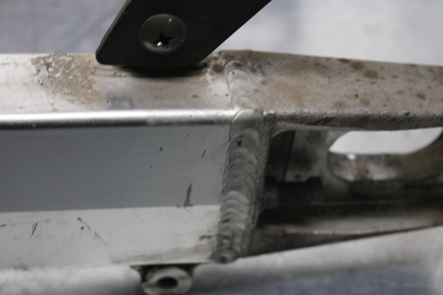 1999 Suzuki GSXR600 REAR SWINGARM BACK SUSPENSION SWING ARM BB580