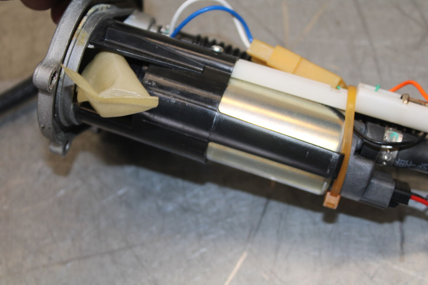 09-11 DUCATI STREETFIGHTER FUEL PUMP GAS PETROL SENDER UNIT BB705