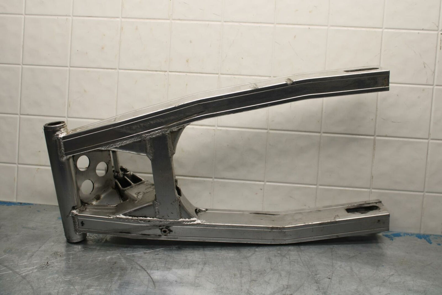 86 SUZUKI GSXR1100 G REAR SWINGARM BACK SUSPENSION SWING ARM BB413 B